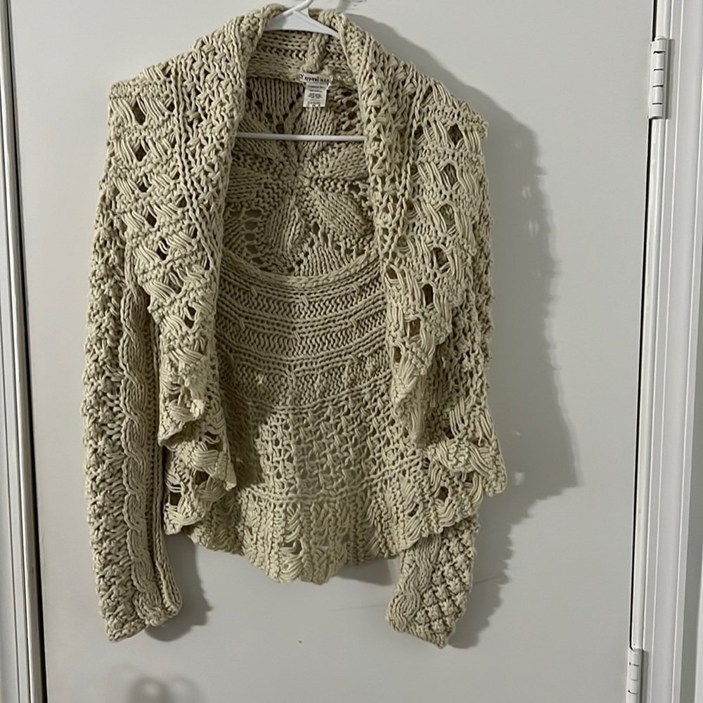 Beautiful cream crochet shrug. No size listed. Fits like a M/L